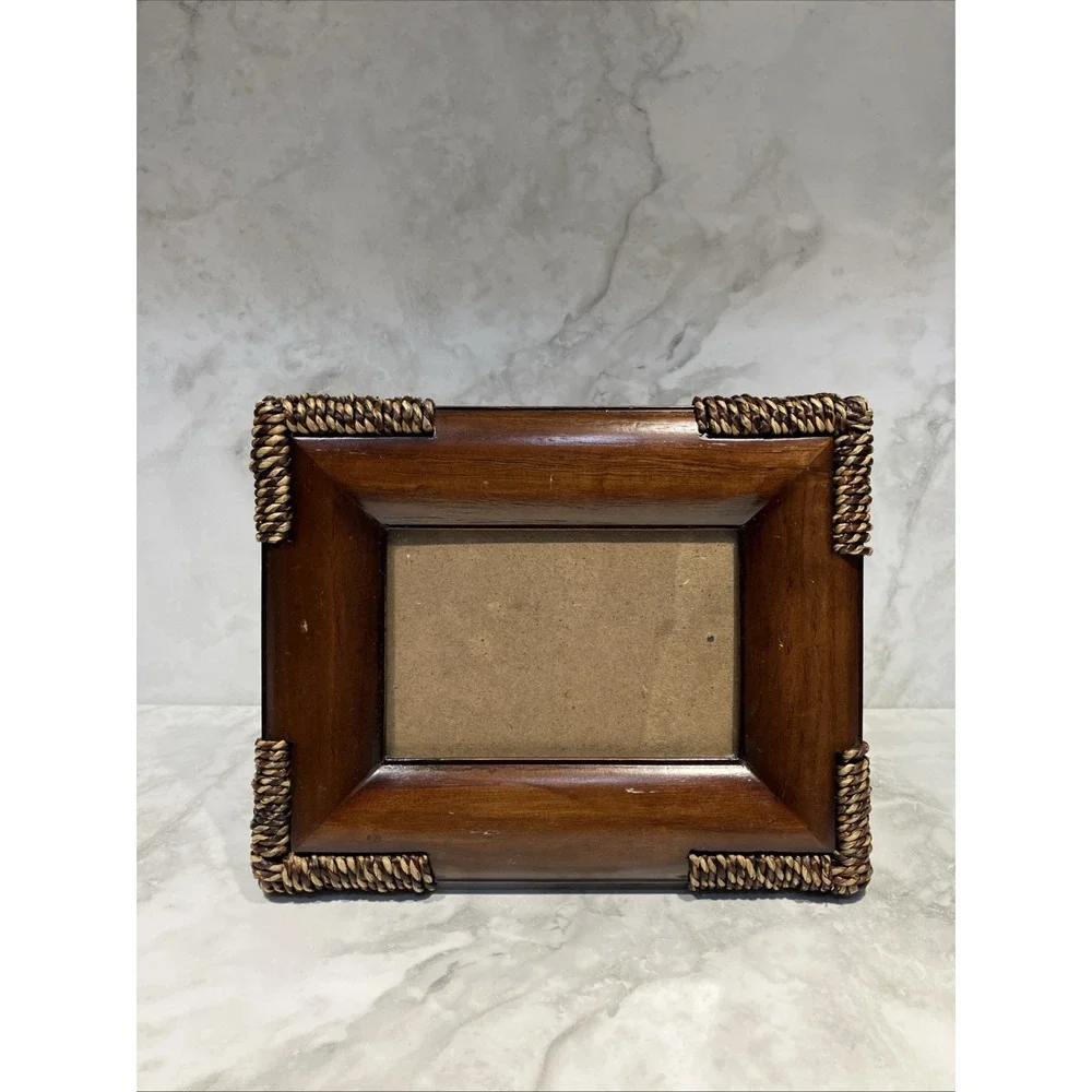 SICURA Woven Rattan Free Standing Frame for 4x6 photos **READ**